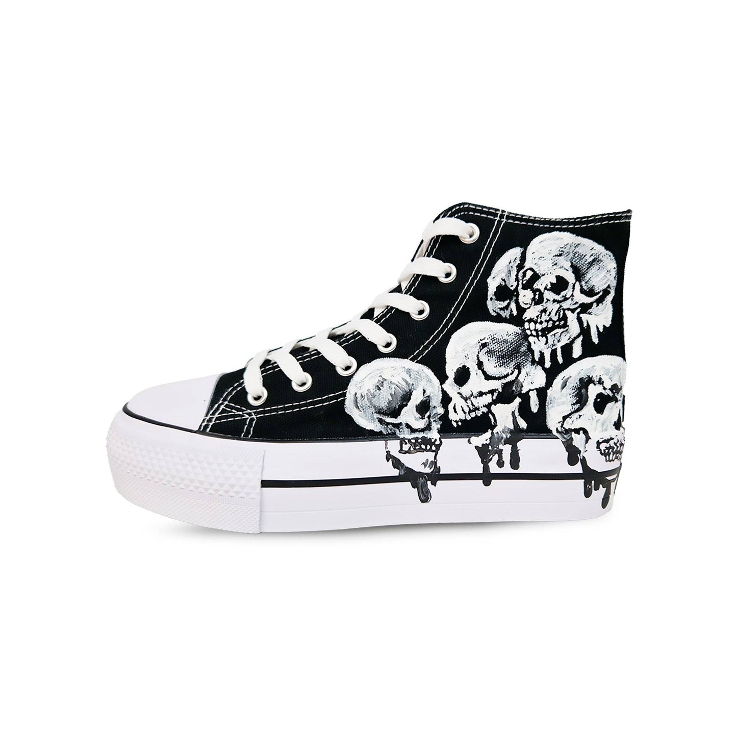 zapatillas adulto pintadas a mano con fondo negro, con calaveras pintadas en blanco. Zapatillas con plataforma y cordones blancos