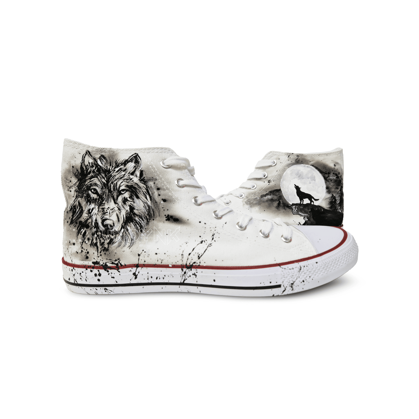Zapatilla de tela pintada a mano con fondo blanco, con diseño de lobo y luna en blanco y negro, con salpicaduras en negro. Cordones blancos