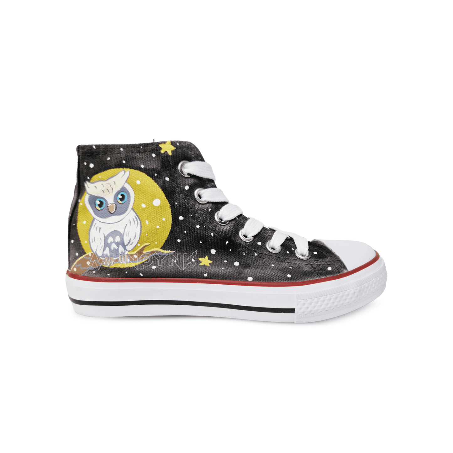 Zapatilla de tela pintada a mano, con diseño de bùho con fondo negro y estrellas dorada . Cordones blancos