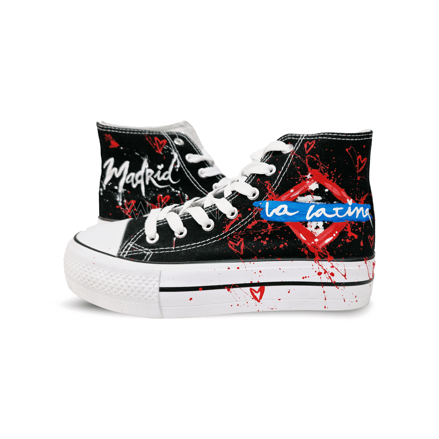 Zapatilla de tela pintada a mano con fondo en negro, con diseño de metropolitana de madrid y salpicaduras en rojo. Cordones blancos