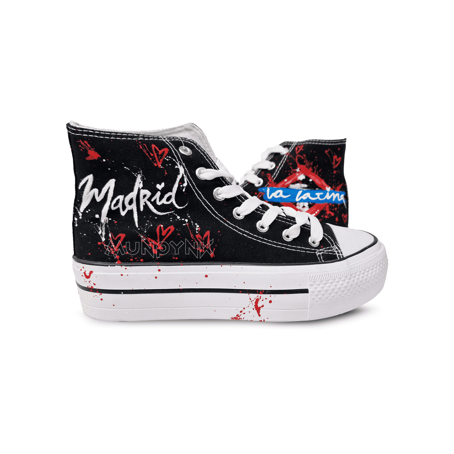 Zapatilla de tela pintada a mano con fondo en negro, con diseño de metropolitana de madrid y salpicaduras en rojo. Cordones blancos