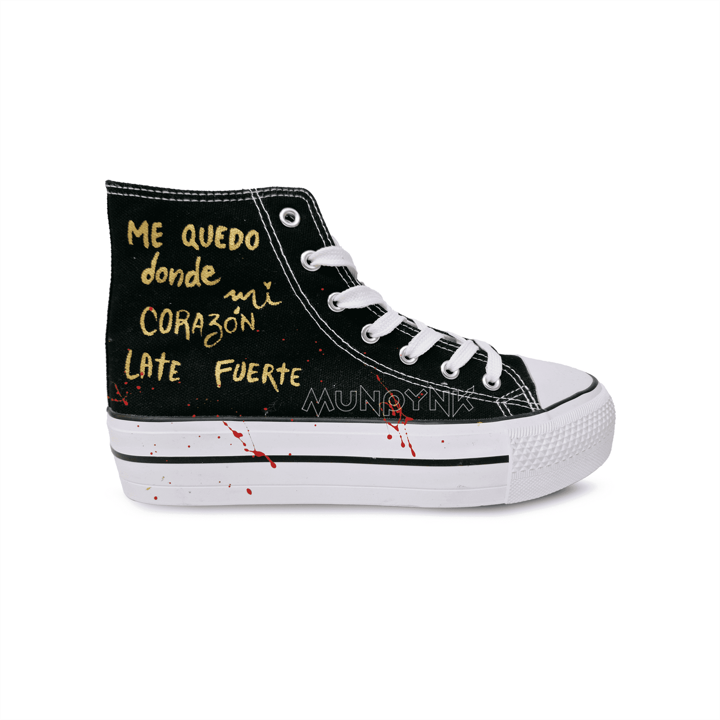 Zapatilla de tela pintada a mano con fondo negro, con diseño de corazones en rojo y dorado y salpicaduras en rojo. Cordones blancos