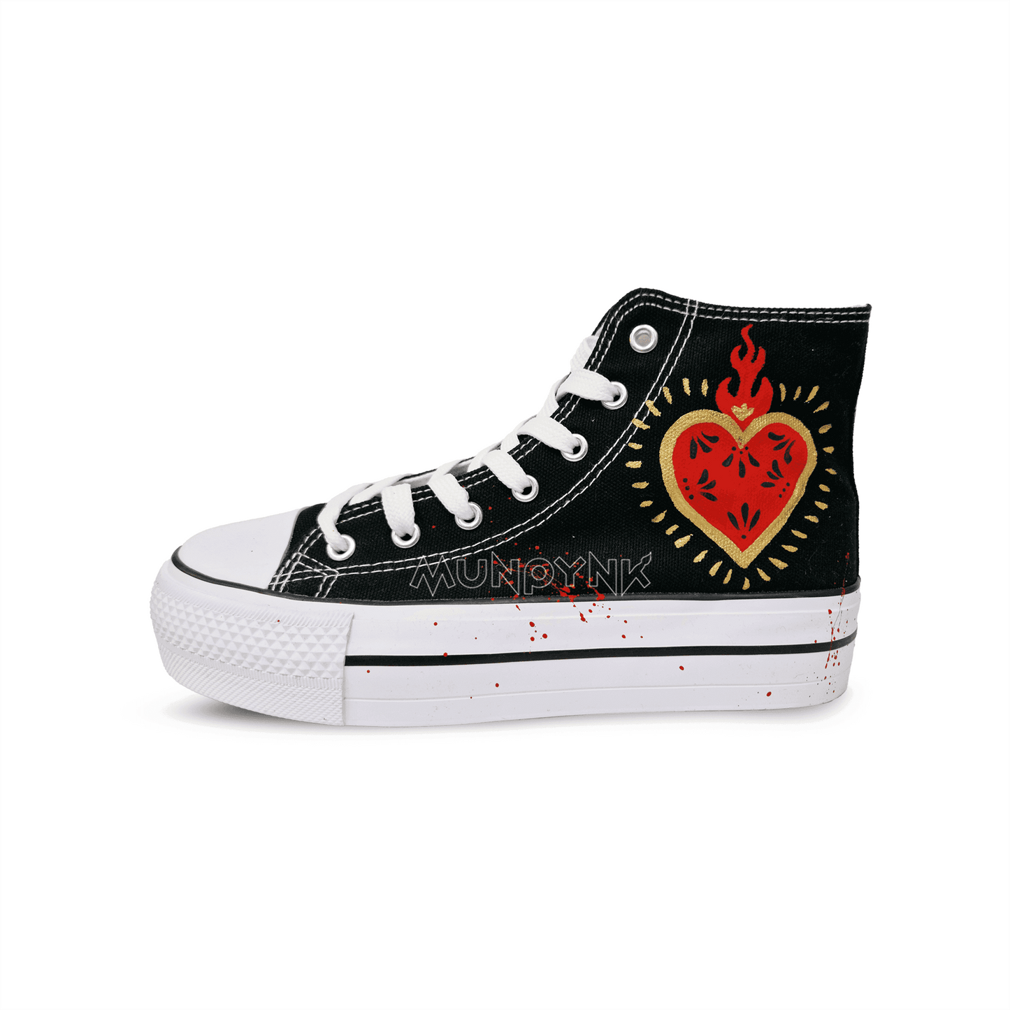 Zapatilla de tela pintada a mano con fondo negro, con diseño de corazones en rojo y dorado y salpicaduras en rojo. Cordones blancos