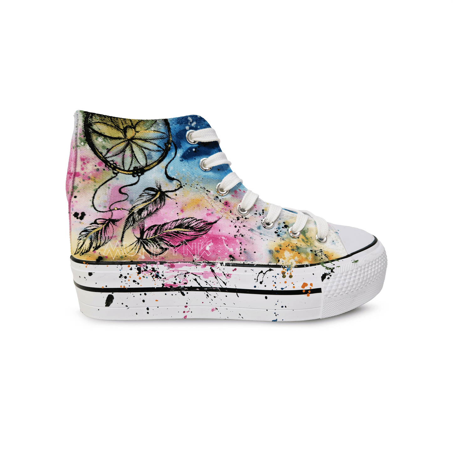 Zapatilla de tela pintada a mano con en azul rosa y amarillo, con diseño de atrapasueño y plumas y salpicaduras en negro. Cordones blancos