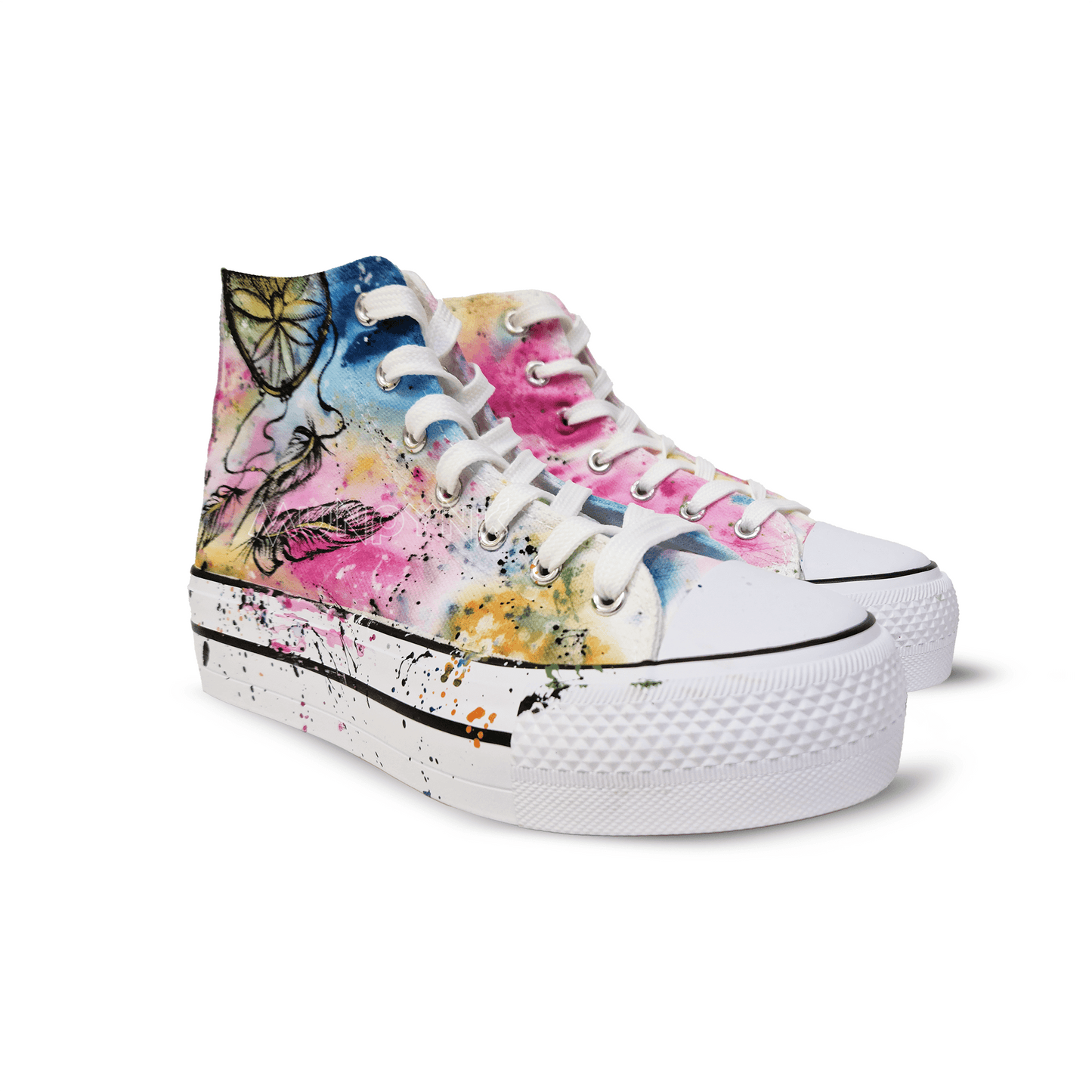 Zapatilla de tela pintada a mano con en azul rosa y amarillo, con diseño de atrapasueño y plumas y salpicaduras en negro. Cordones blancos
