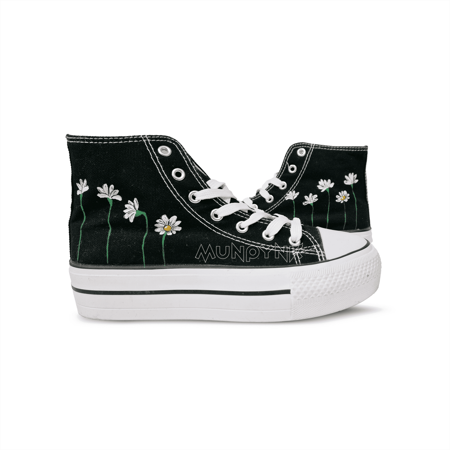 Zapatilla de tela pintada a mano con fondo negro, con margaritas pintadas y plataforma , cordones blanco