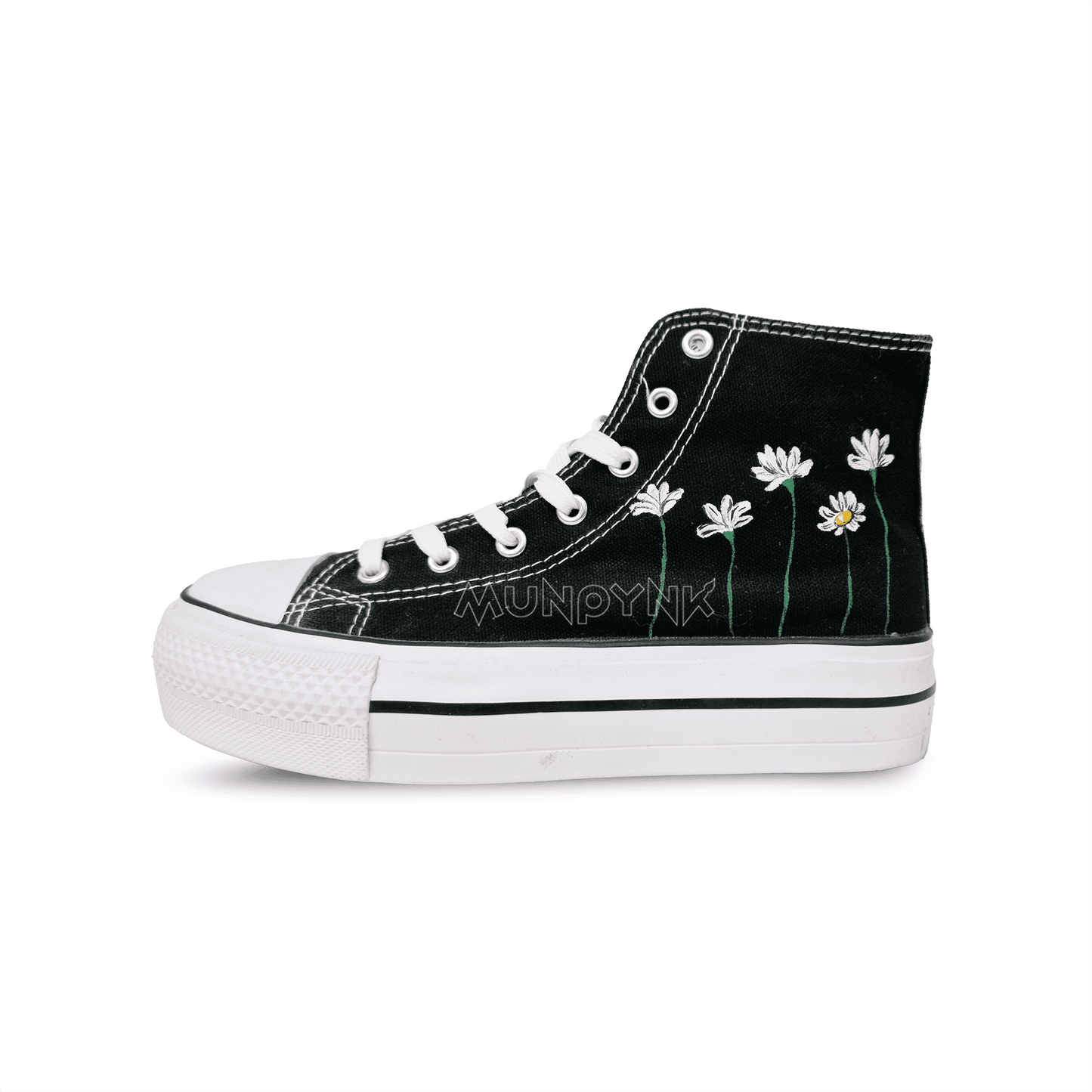 Zapatilla de tela pintada a mano con fondo negro, con margaritas pintadas y plataforma , cordones blanco