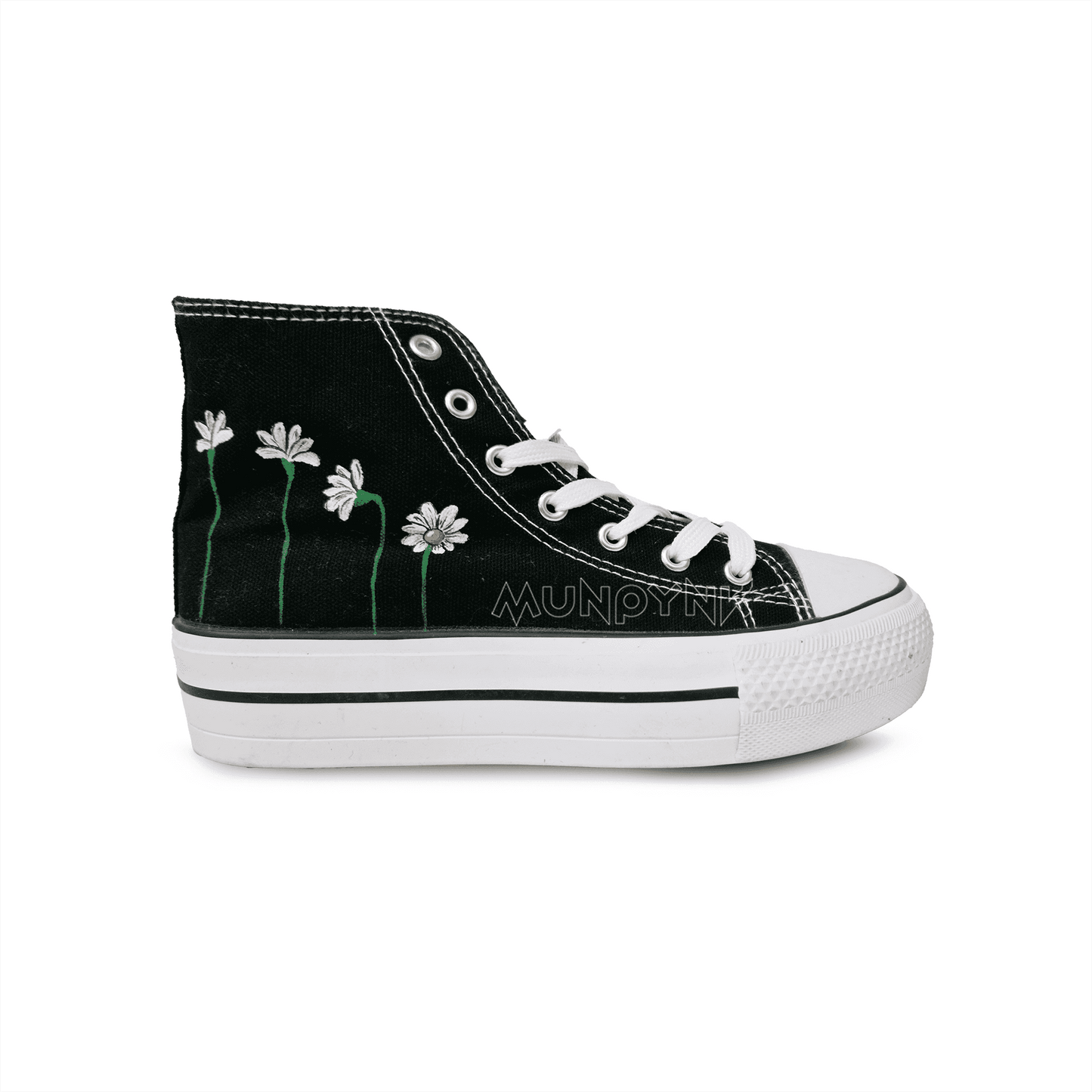 Zapatilla de tela pintada a mano con fondo negro, con margaritas pintadas y plataforma , cordones blanco