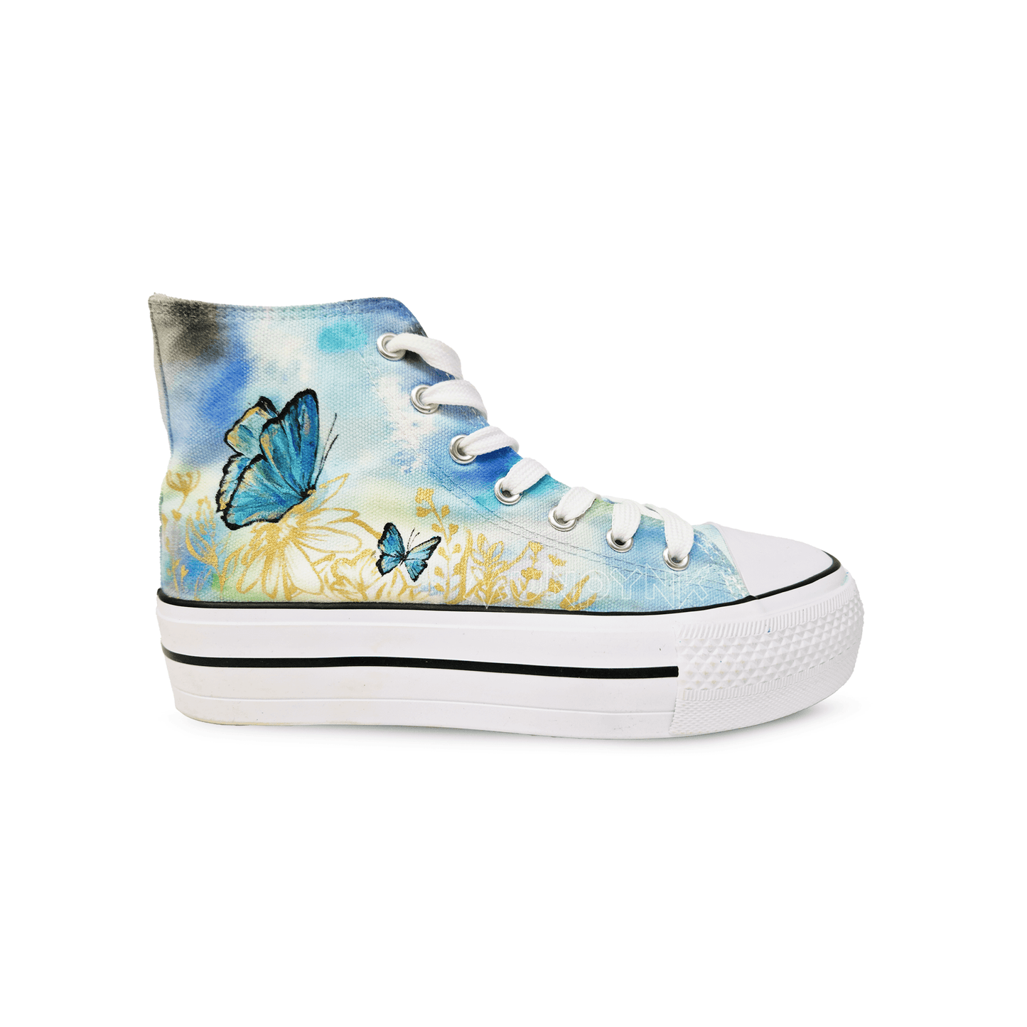 zapatillas adulto pintadas a mano con fondo colorado en azul y verde, con mariposas azules y flores doradas. Zapatillas con plataforma y cordones blancos