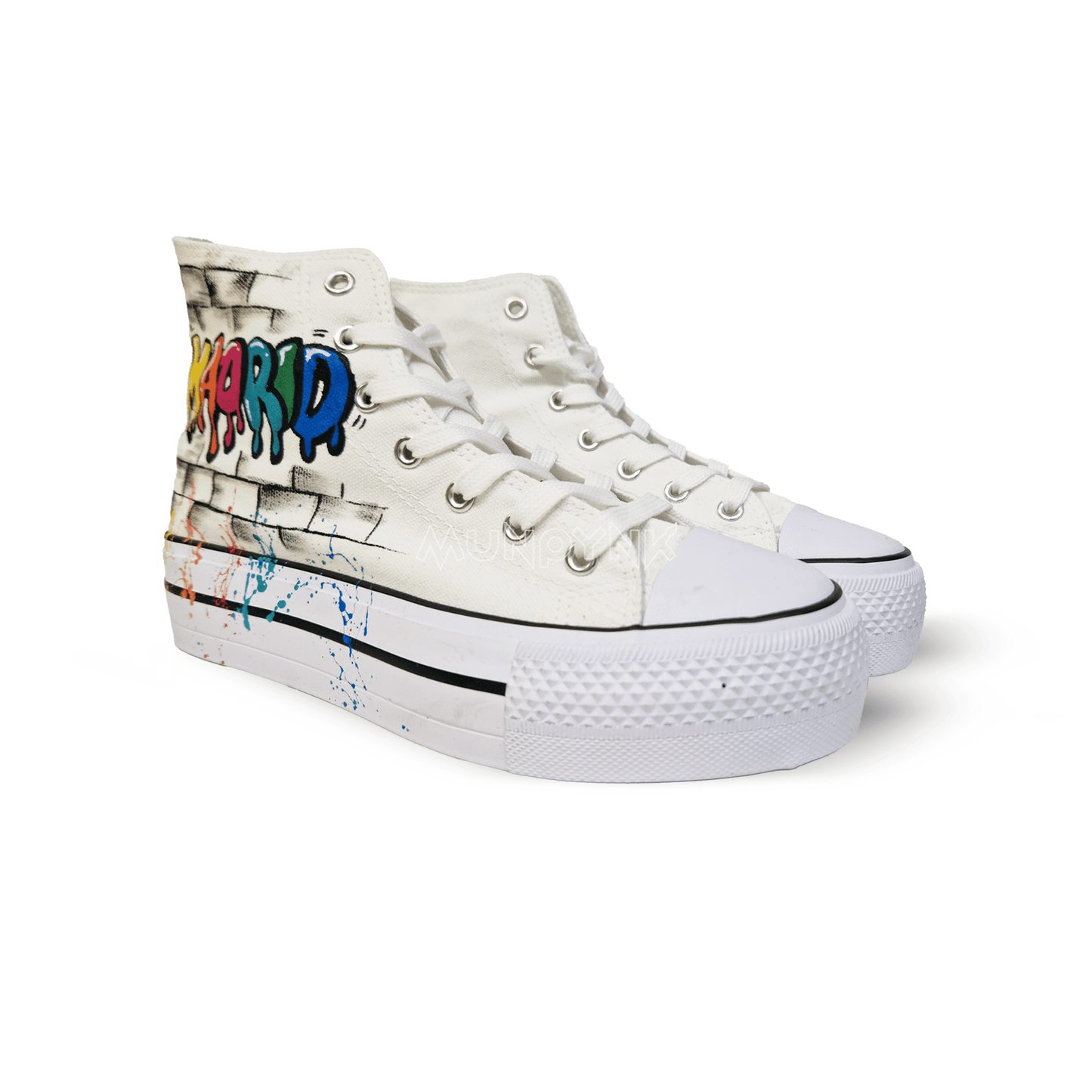 zapatillas de tela blanca pintada a mano con tema madrid con dibujo de muro con colores arcoiris y negro