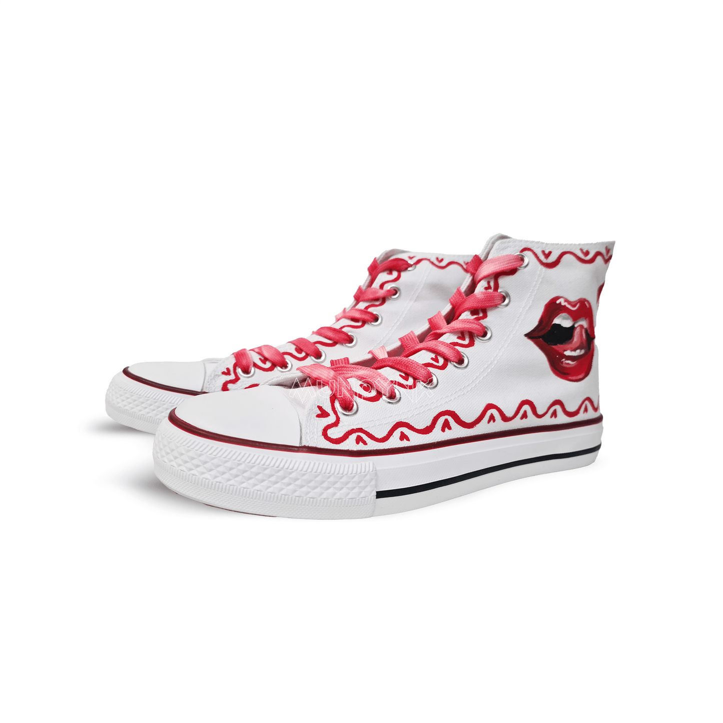 par zapatillas de tela pintadas munpynk con labio corazones en rojo