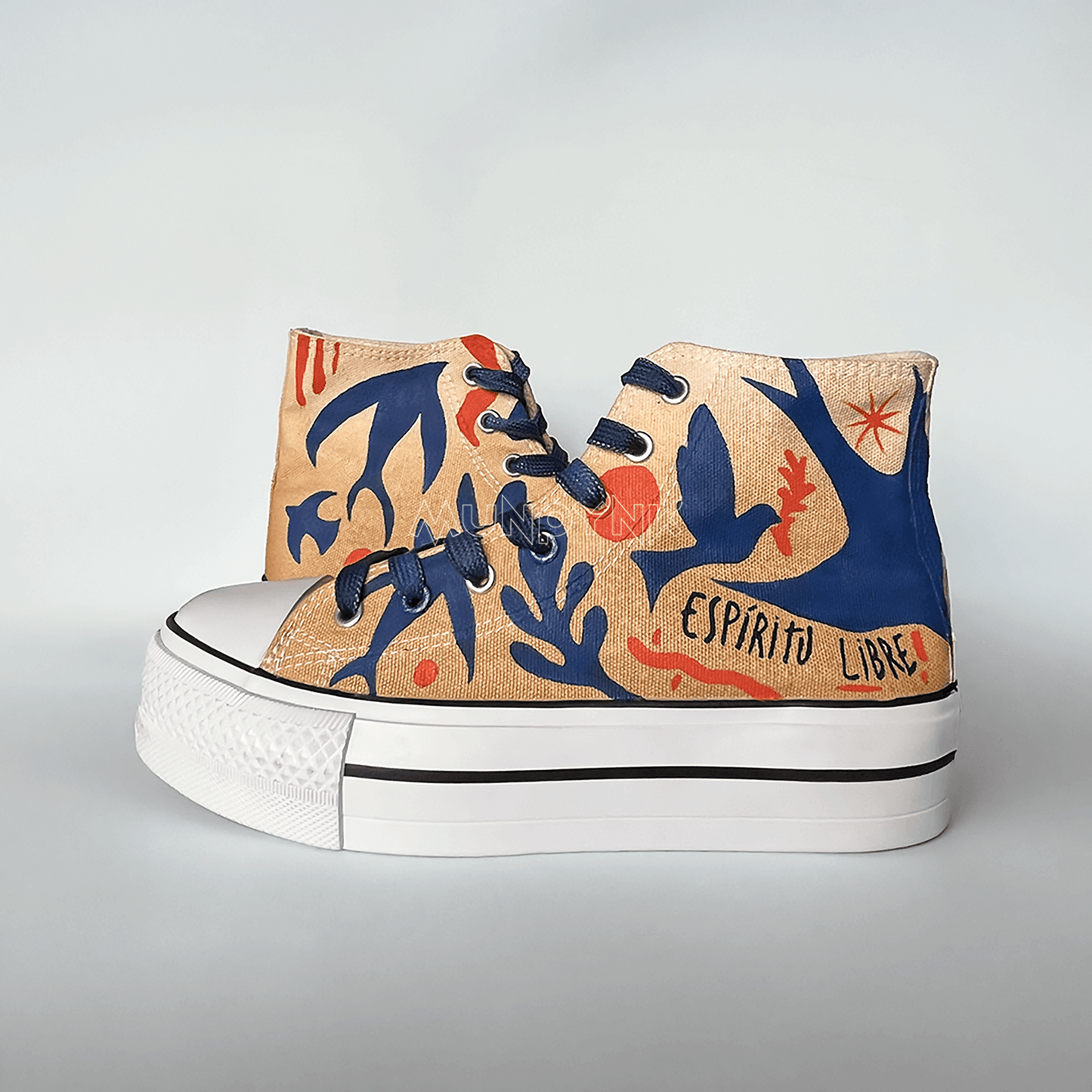 Zapatilla de tela con plataforma, pintada a mano ,fondo beige dibujo pattern de pajaro azul marino y rojo con cordones azul marino inspirada a matisse