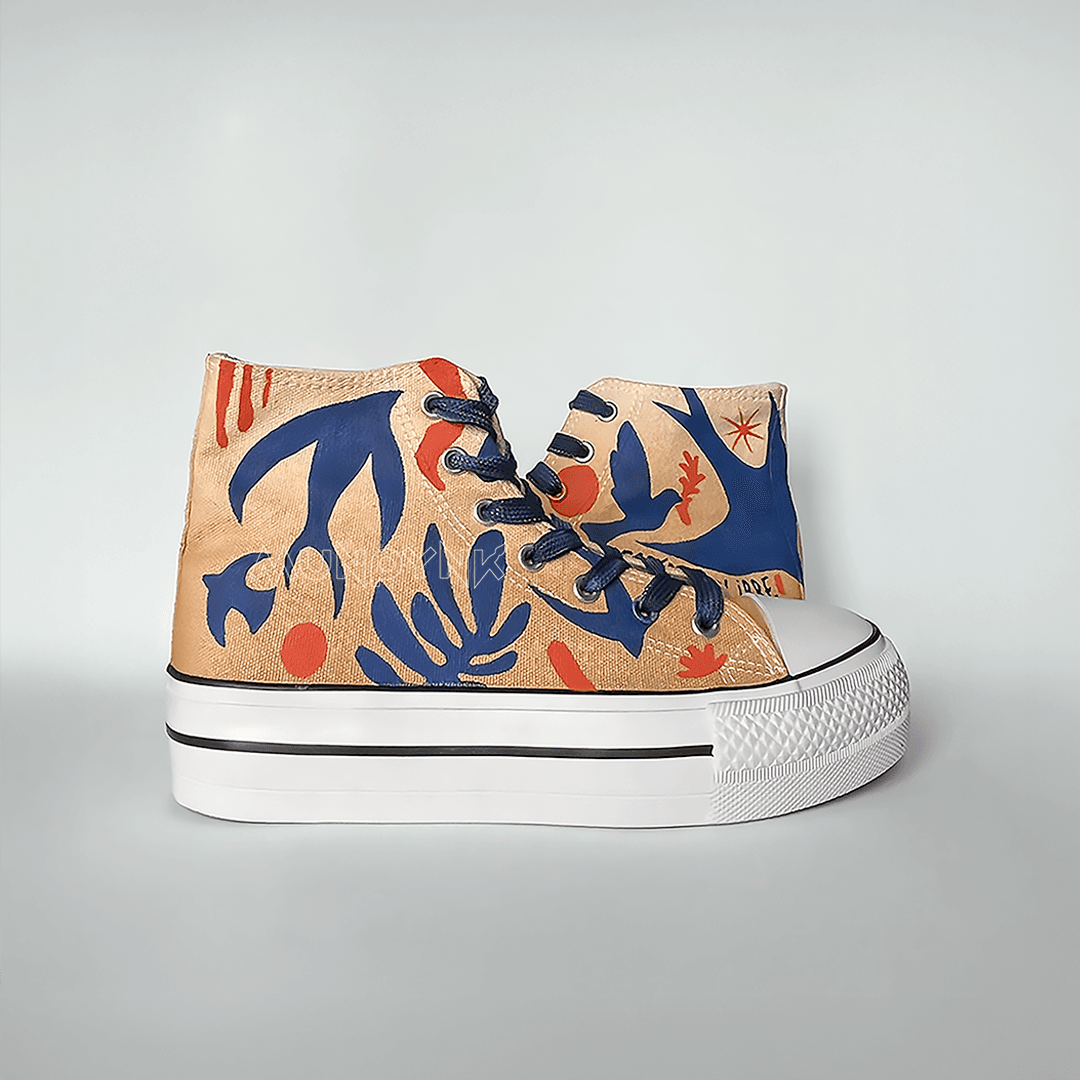 Zapatilla de tela con plataforma, pintada a mano ,fondo beige dibujo pattern de pajaro azul marino y rojo con cordones azul marino inspirada a matisse