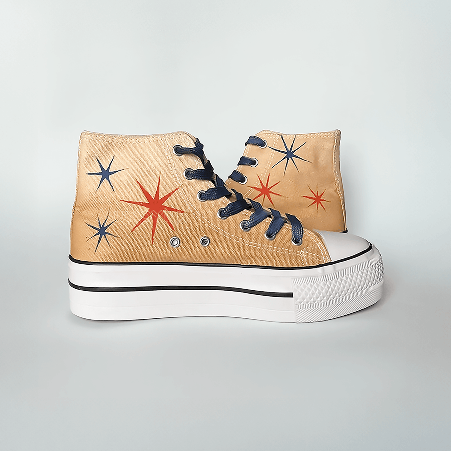 Zapatilla de tela con plataforma, pintada a mano ,fondo beige dibujo pattern de pajaro azul marino y rojo con cordones azul marino inspirada a matisse