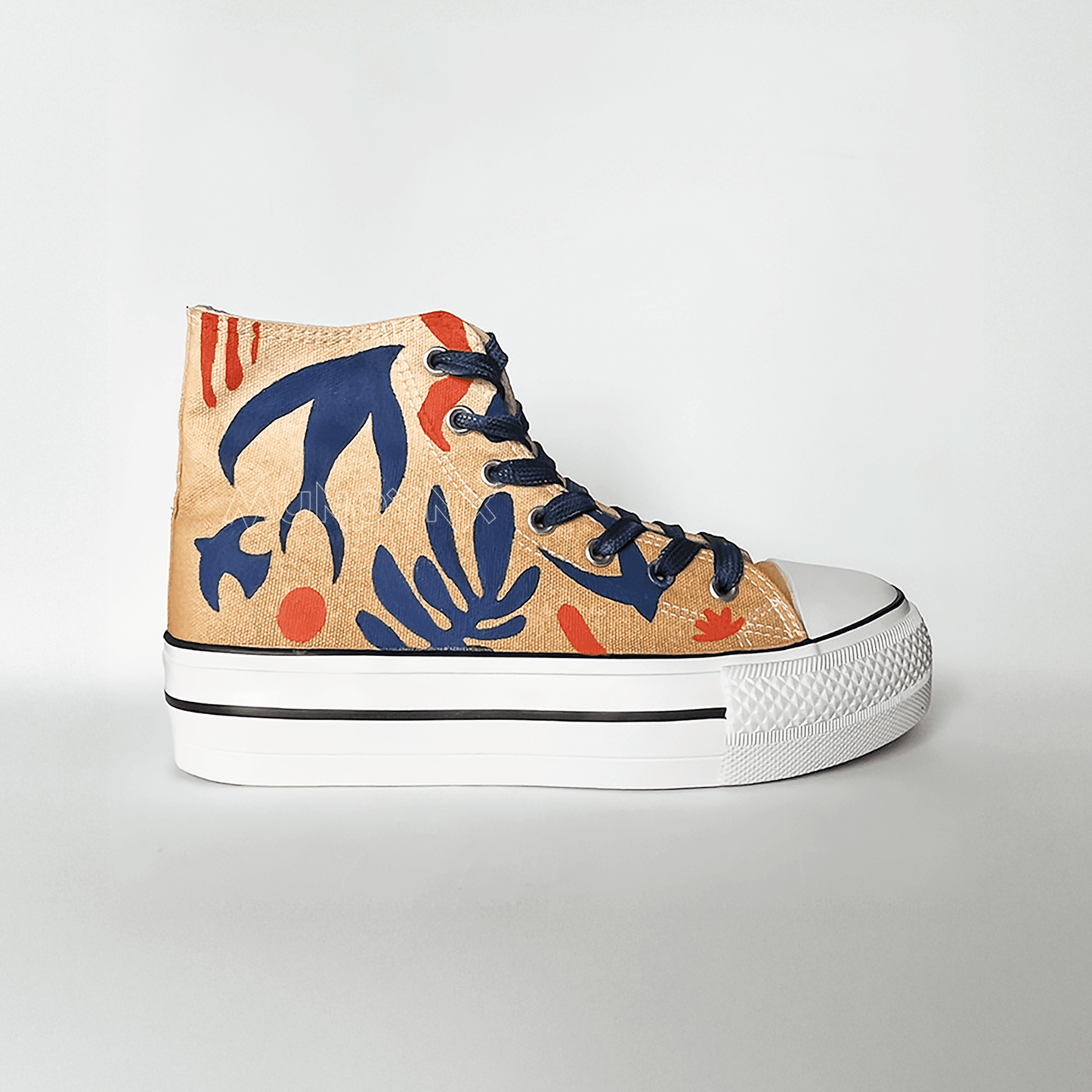 Zapatilla de tela con plataforma, pintada a mano ,fondo beige dibujo pattern de pajaro azul marino y rojo con cordones azul marino inspirada a matisse
