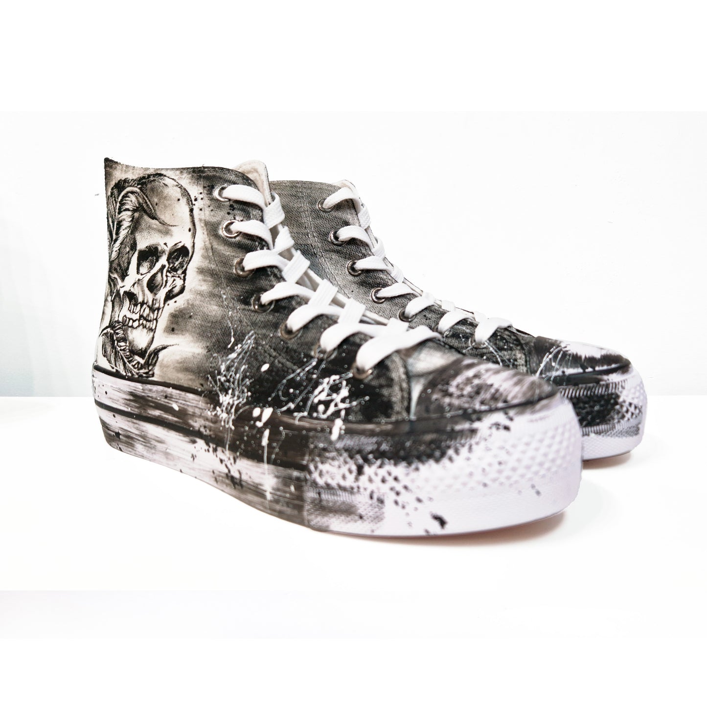Zapatillas Pintadas Plataforma Pluma y Calavera / Blanco y Negro