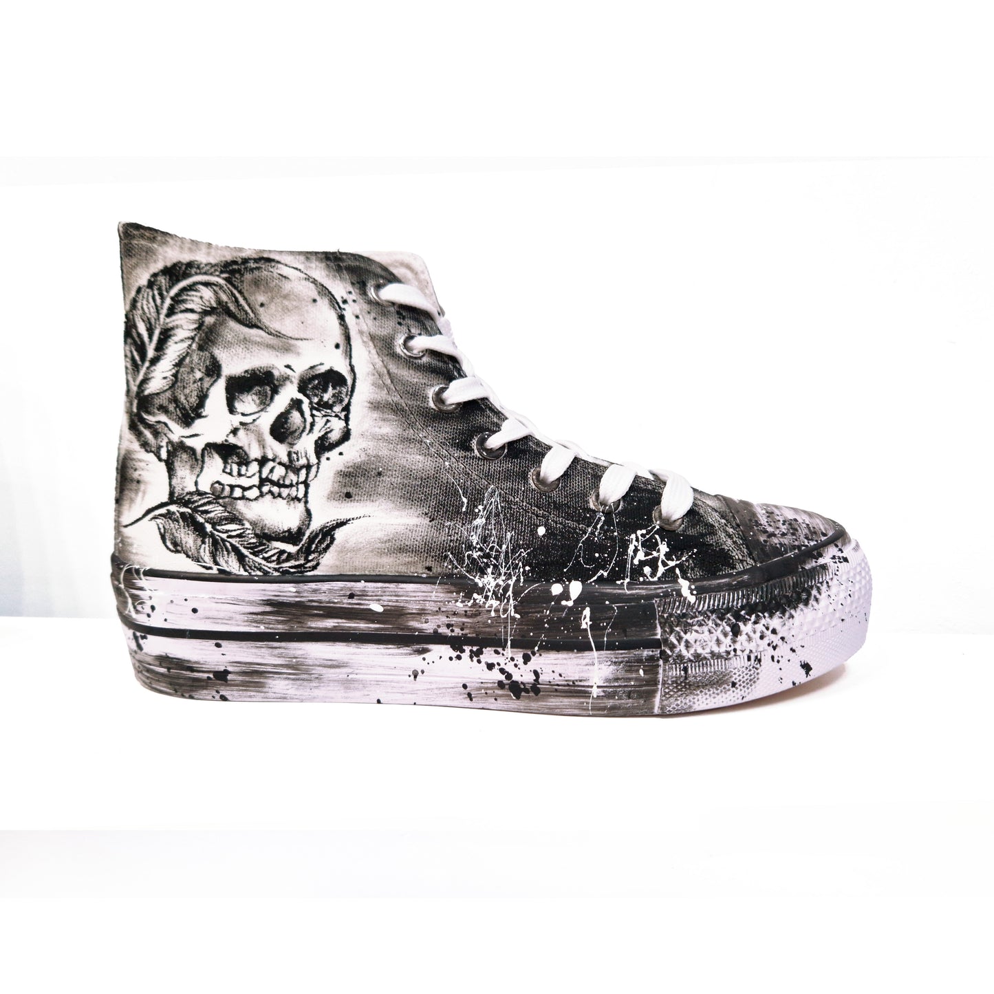 Zapatillas Pintadas Plataforma Pluma y Calavera / Blanco y Negro