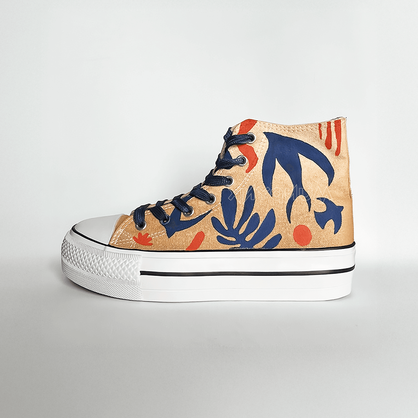 Zapatilla de tela con plataforma, pintada a mano ,fondo beige dibujo pattern de pajaro azul marino y rojo con cordones azul marino inspirada a matisse
