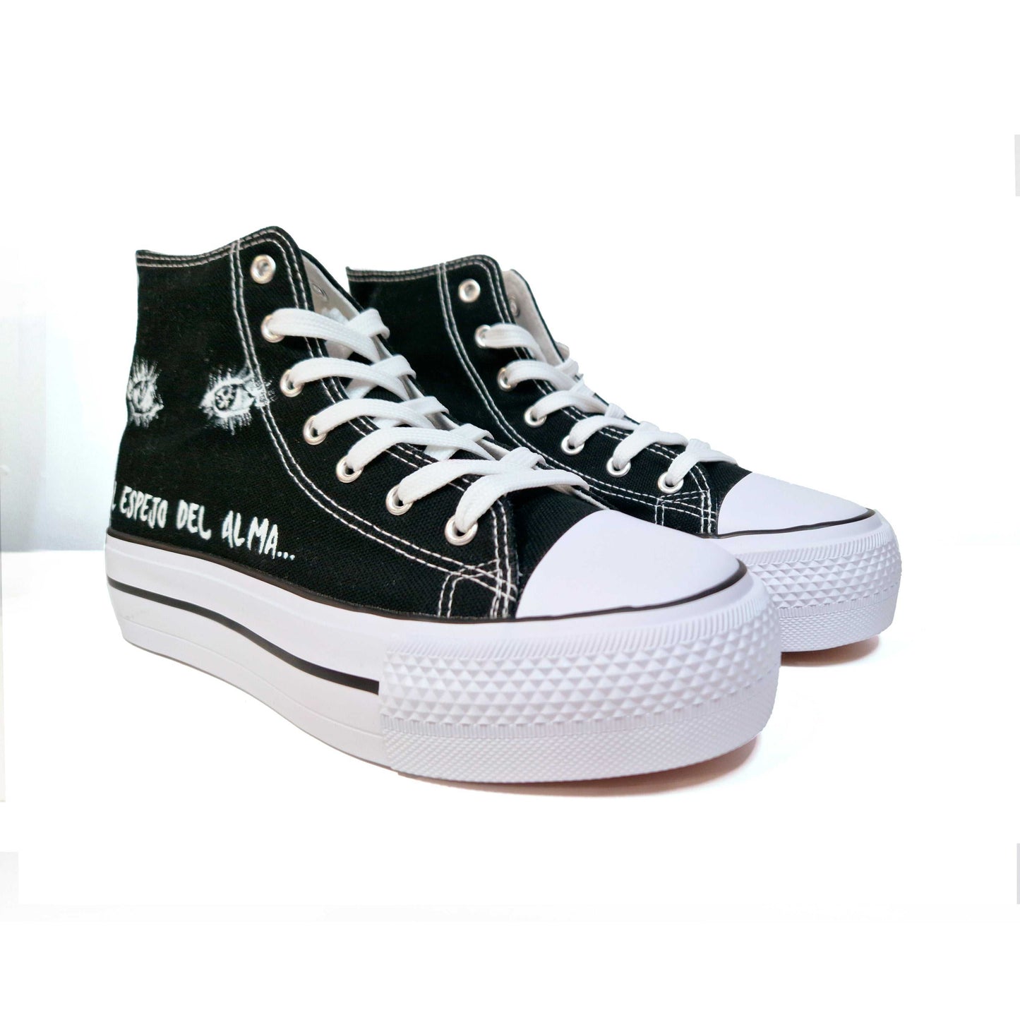 zapatillas de tela negra con plataforma blanca , con diseño pintado a mano con ojos blanco y negro