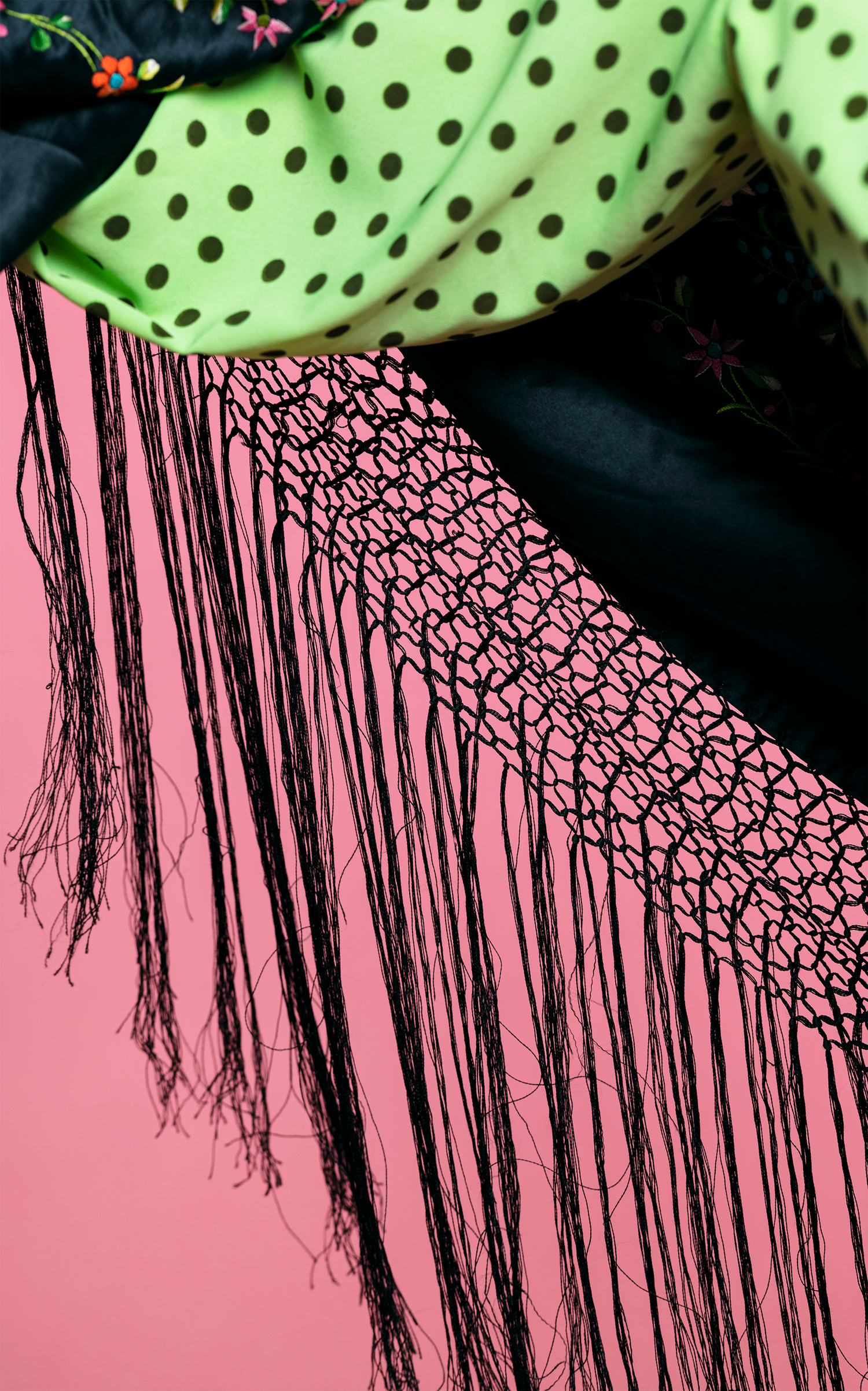 zapatillas de tela con plataforma pintada  con flores con fondo rosa