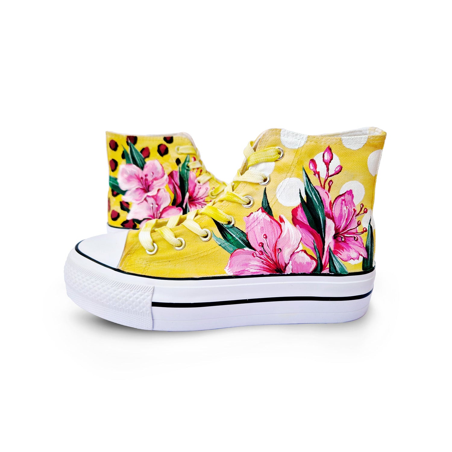 zapatillas de tela con plataforma pintada  con flores con fondo rosa