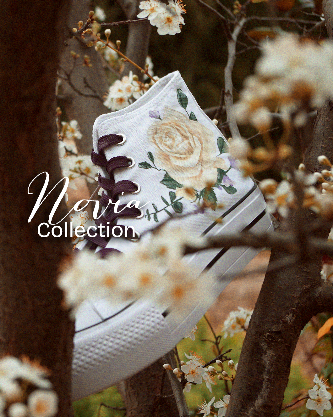 zapatillas pintadas a mano con rosa blanca, hojas verde y la frase I said Yes! 