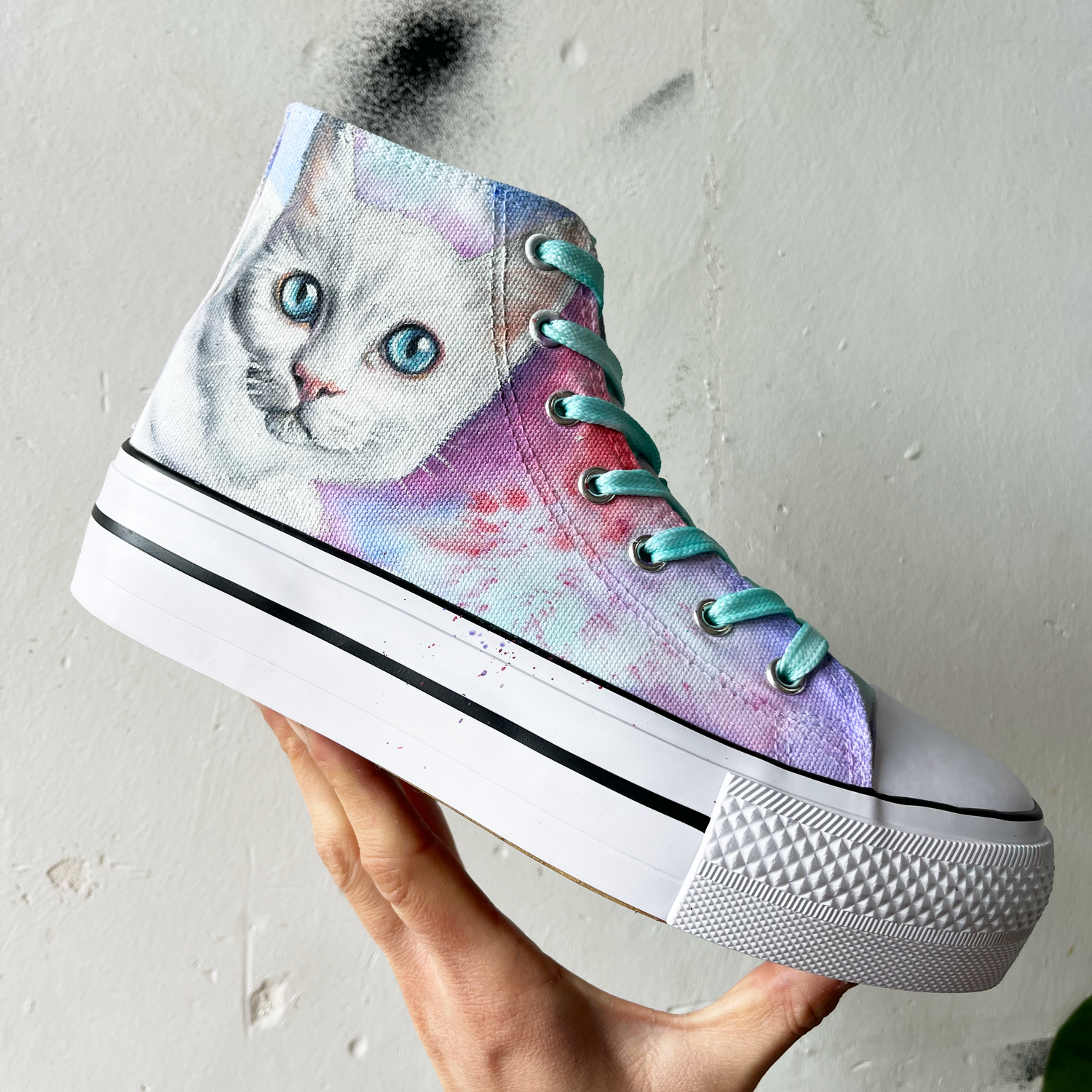 Zapatillas con Plataforma pintadas con retrato de gato blanco con ojos azules, fondo rosa y morado y cordones azules