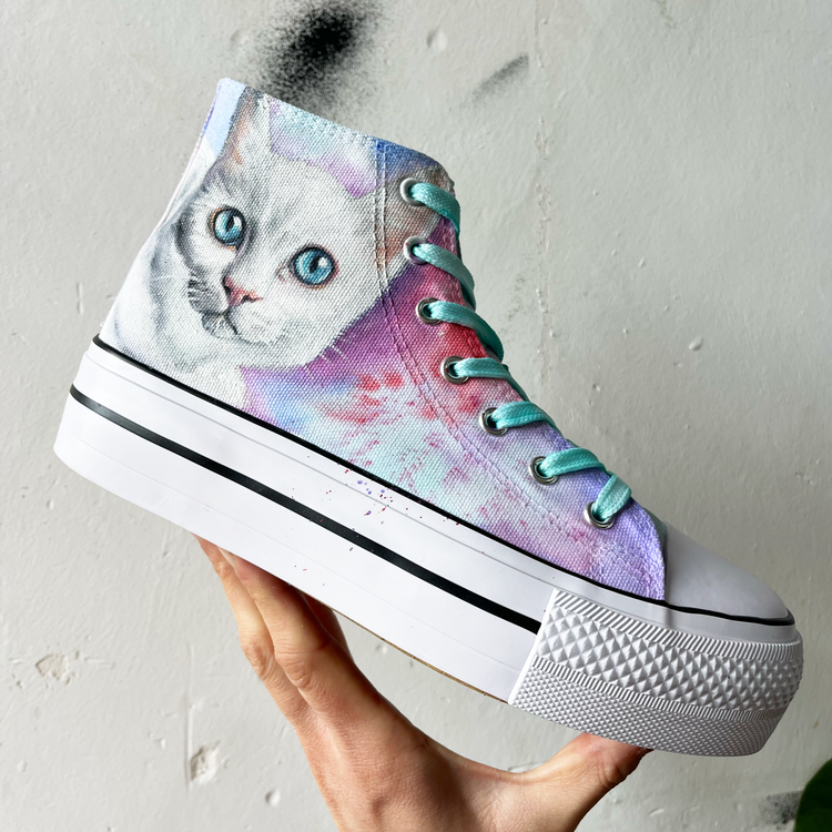Zapatillas con Plataforma pintadas con retrato de gato blanco con ojos azules, fondo rosa y morado y cordones azules