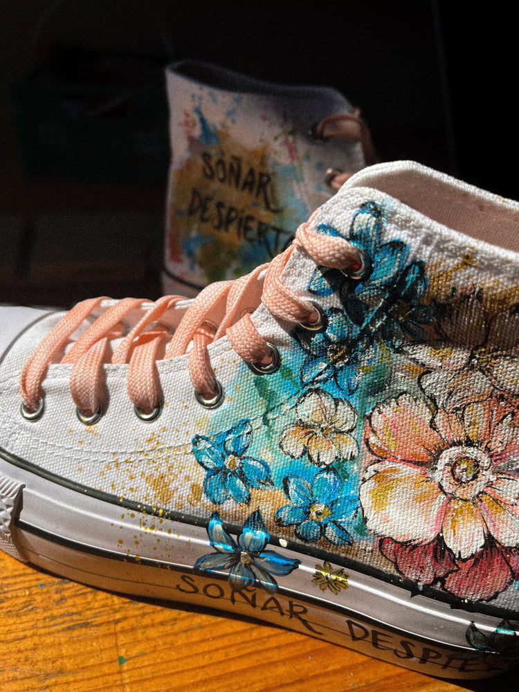 zapatillas pintadas con flores rosa y azul con cordones rosa salmon