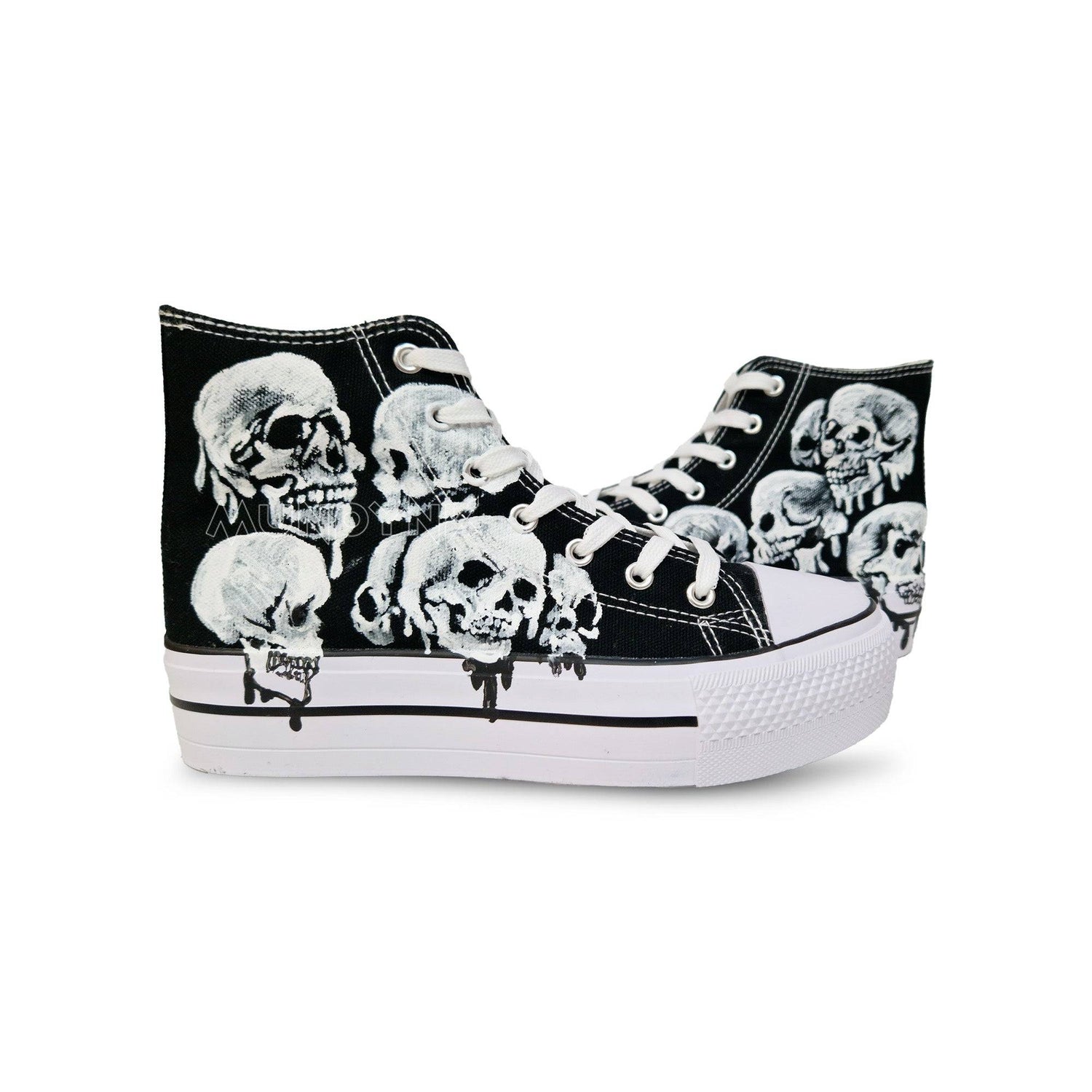 zapatillas adulto pintadas a mano con fondo negro, con calaveras pintadas en blanco. Zapatillas con plataforma y cordones blancos