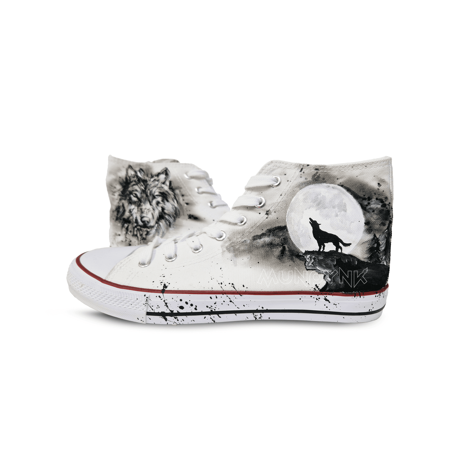 Zapatilla de tela pintada a mano con fondo blanco, con diseño de lobo y luna en blanco y negro, con salpicaduras en negro. Cordones blancos