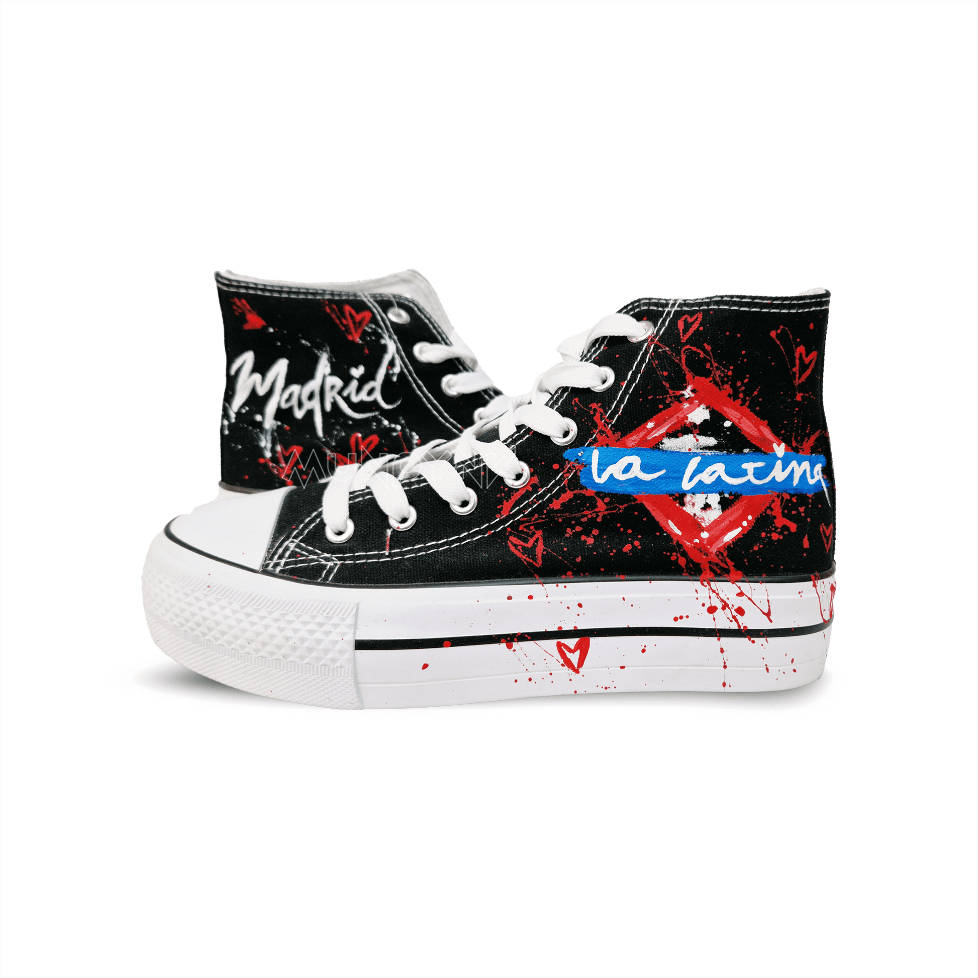 Zapatilla de tela  pintada a mano con fondo en negro, con diseño de metropolitana de madrid  y  salpicaduras en rojo. Cordones blancos