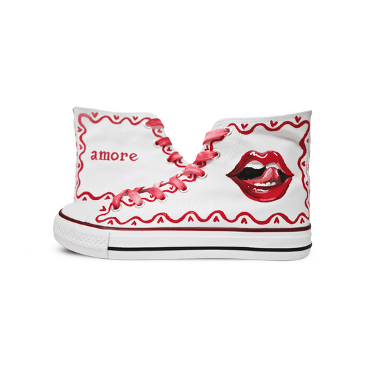 zapatillas de tela pintadas con labio  corazones en rojo con cordones rojos