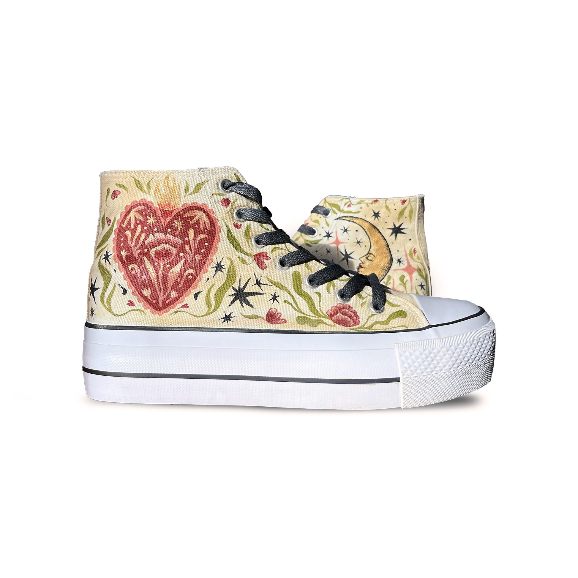 zapatillas con corazon sagrado , hojas y estrellas con flores pintadas, fondo beige y cordones negro
