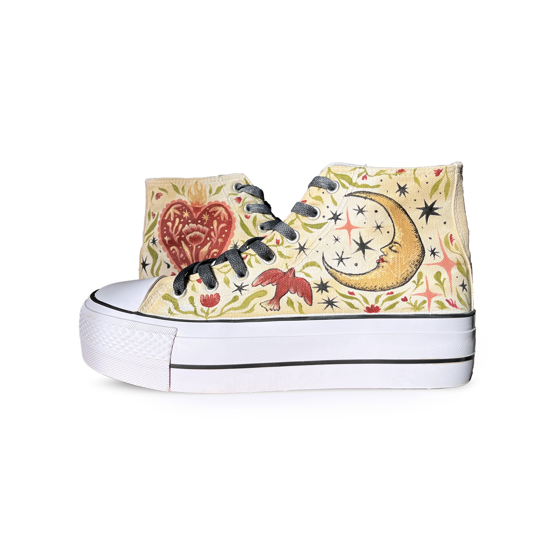 zapatillas pintadas con motivo de Luna , hojas y estrellas con fondo beige
