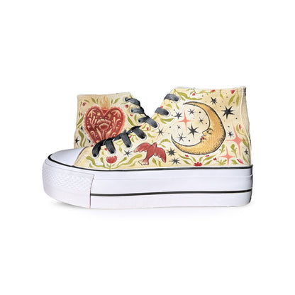 zapatillas pintadas con motivo de Luna , hojas y estrellas con fondo beige

