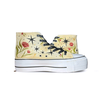 zapatillas pintadas con fondo beige, con estrella y flores