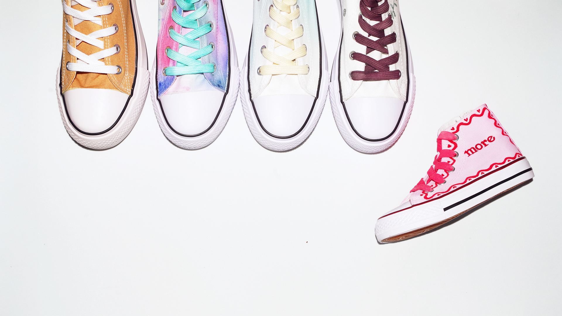 zapatillas pintadas a mano con cordones coloridos