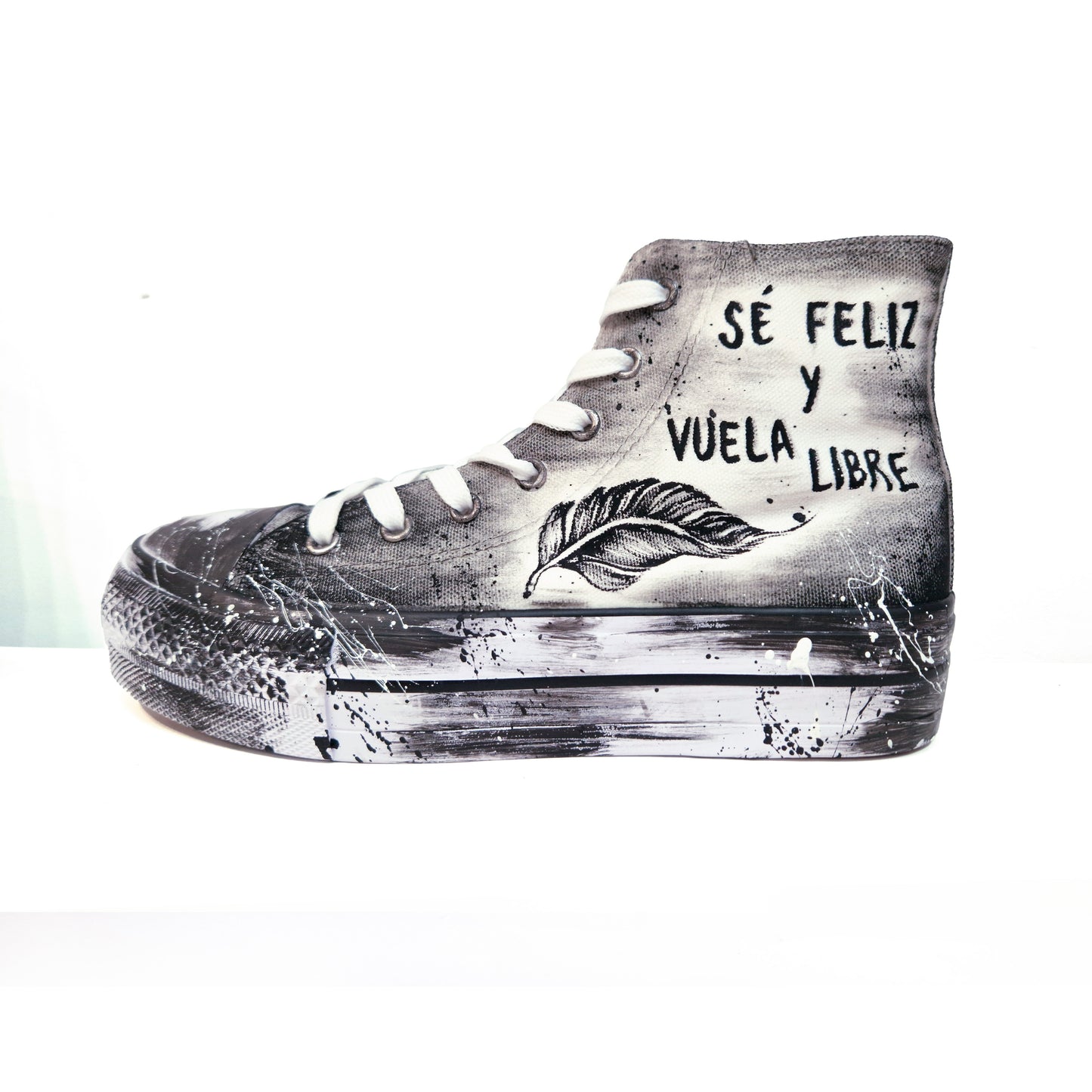 Zapatillas Pintadas Plataforma Pluma y Calavera /  Blanco y Negro